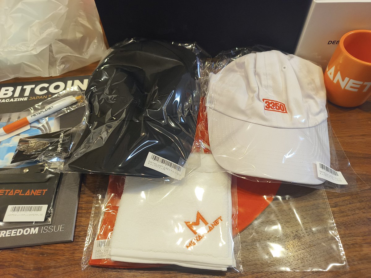 yuya_web3's tweet photo. #メタプラネット 
バッジとエアタグケースが非売品？
袋によって内容違うのね。
この内容で127000satoshiなら良いんじゃないか？ https://t.co/ZDZHRjFFwk