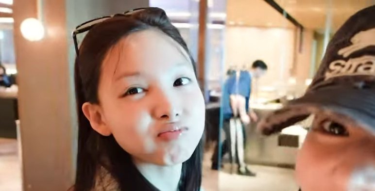 SANA: Ella es mi amiga y se llama Dahyun. Tenemos la misma edad y nuestros cumpleaños solo tienen un mes de diferencia. Su verdadero nombre es Dubu. 

*Aparece Nayeon*

SANA: Ella es Nayeon, dos años menor que yo.

Un baby once si se la cree 😭😭