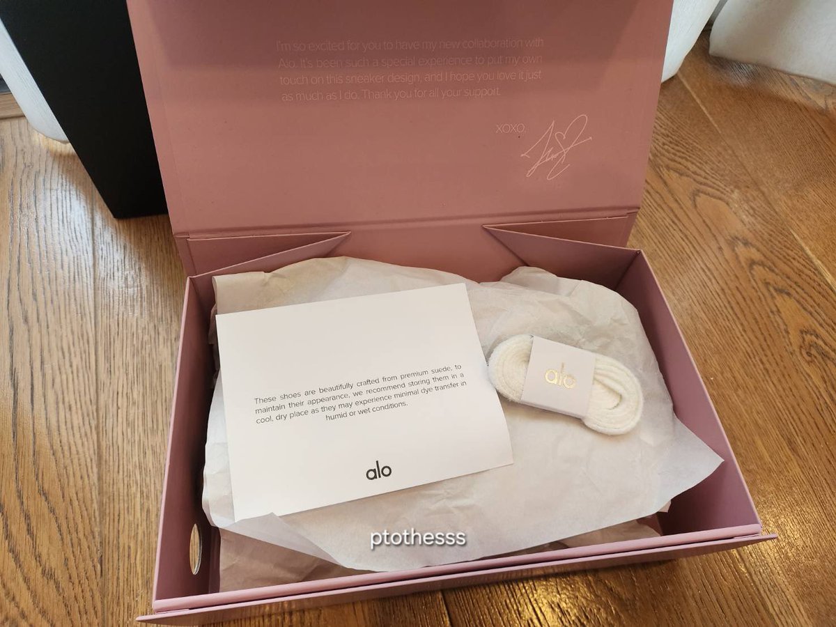 (WTS)

ขายรองเท้า #JISOOxAlo รุ่น limited ที่วางขายที่โดซานค่า

- size EU36 / 22cm
- ยังไม่เคยใส่ออกไปไหนเลย ลองแค่ 1 ครั้ง
- ได้อุปกรณ์ครบตามภาพ
- พร้อมส่งในไทย

ปล. ขายเพราะตอนแรกไม่ชัวร์ไซส์เลยซื้อมา 2 คู่ค่า🥹

DM plsss 🤍
#ตลาดนัดบพ #ตลาดนัดblackpink