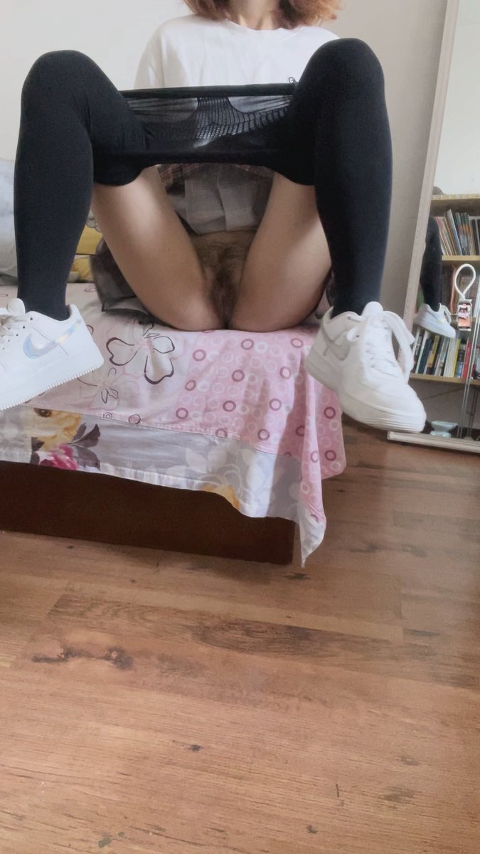 我在拍第一张自拍时，想到一会儿还会把自己最私密的地方主动展示给网上的陌生男人们看，就不由主开始夹腿…而且感觉自己这个样子真的好开心~~我到底在期待什么~~