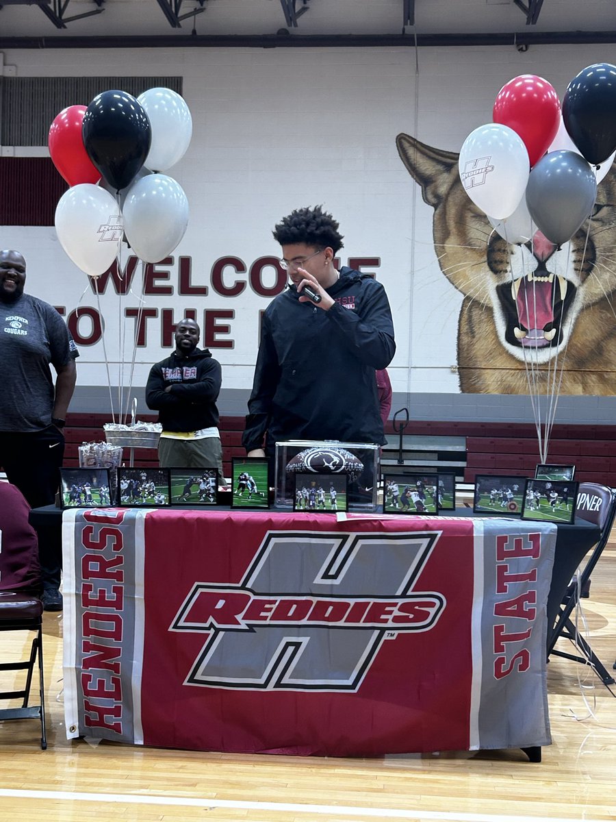 Kempner_FB's tweet photo. Congratulations to our signees!!!  We are super proud of you! @ChrissWilliams_ @RomanMorales301 @YinkaOdueke06 @Regina1dJackson 
@FBISDAthletics @KempnerSports https://t.co/iinKqc4zpN