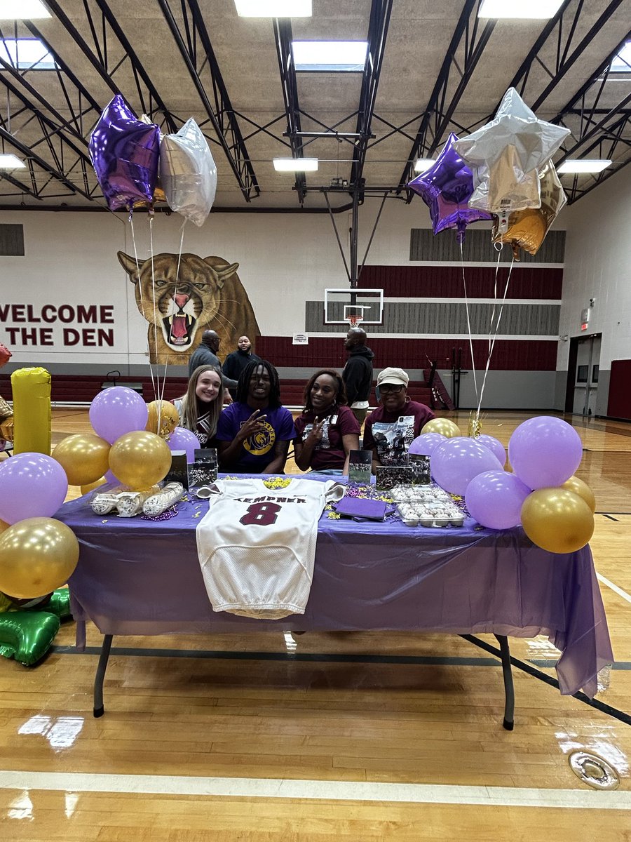 Kempner_FB's tweet photo. Congratulations to our signees!!!  We are super proud of you! @ChrissWilliams_ @RomanMorales301 @YinkaOdueke06 @Regina1dJackson 
@FBISDAthletics @KempnerSports https://t.co/iinKqc4zpN