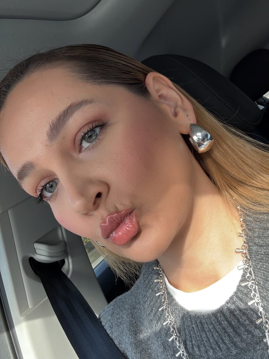 Zarafet, doğada gürültüsüzce var olabilmektir. 🤎
Ve evet bu kadardı zarafeti ile bizi büyüleyen 🌹✨ Ali.
Mükemmelin ötesi onun ışıltısı
Instagram'da fotolar gülsimden ❤️❤️