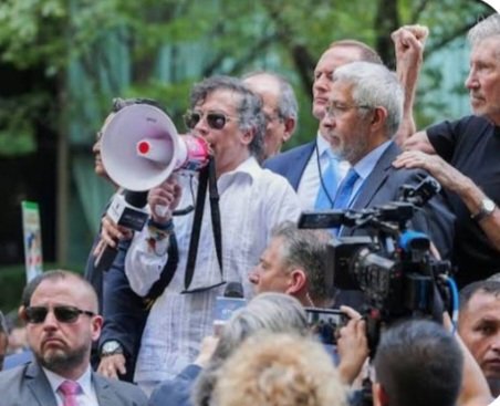 jflafaurie's tweet image. Petro pasó de pedirles a las Fuerzas Militares de EE. UU. que desobedecieran al presidente a él mismo hacer caso las órdenes de Trump después de su visita a la Casa Blanca.

¡La vida es una tómbola!