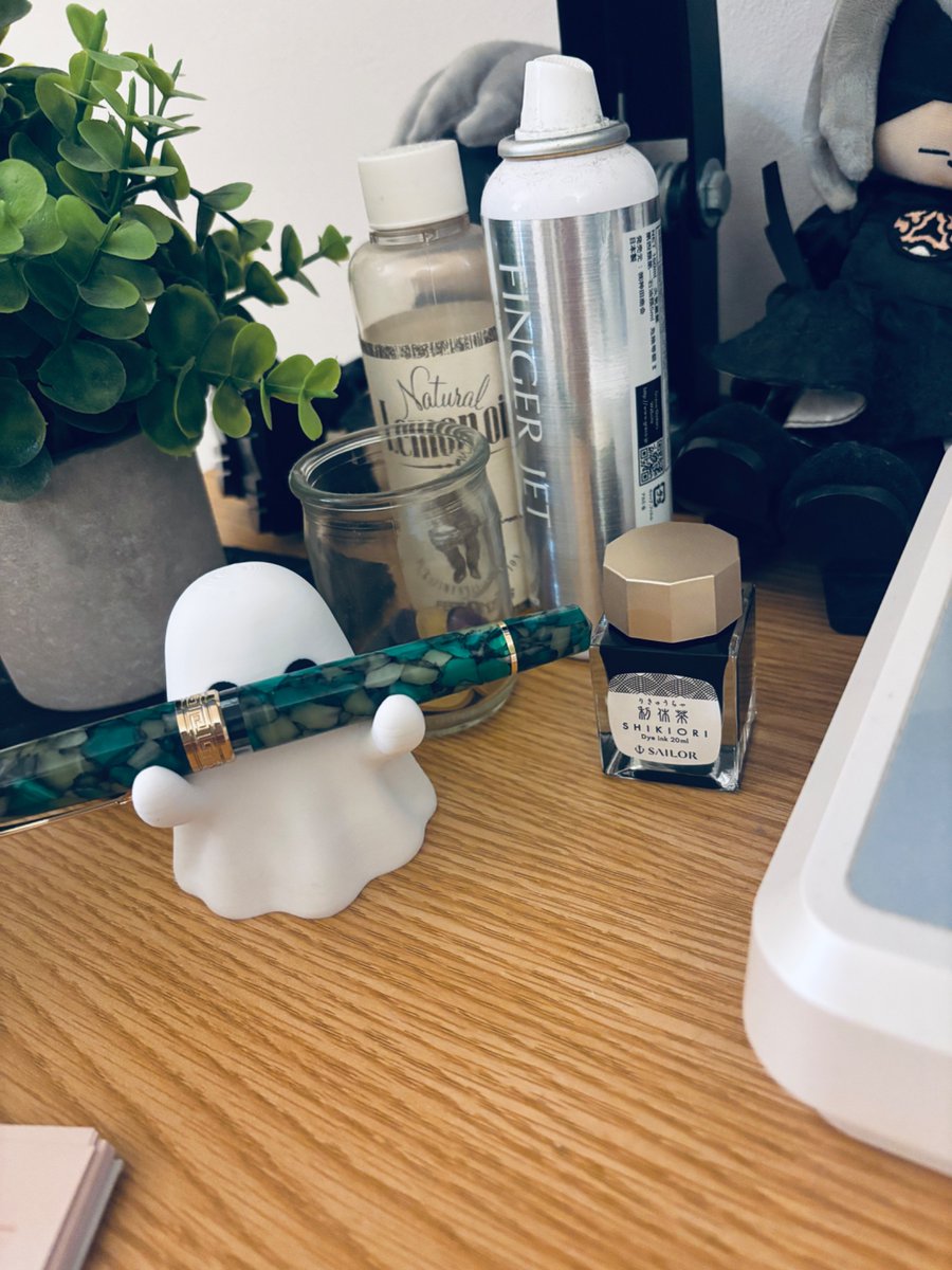 pika_mine's tweet photo. DTMデスク、ごちゃごちゃしてるけど、草を置いてるおかげでギリ耐えてる https://t.co/HN7ujxSDgc