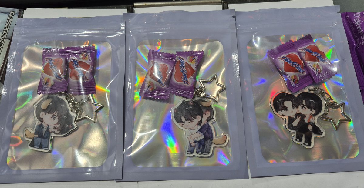 งานเร่ง งานด่วน งานถุงผิดไซส์ เจอกันที่คาเฟ่ ฝากทุกคนมารับด้วยนะ😅😅
ปล. ถ้าใส่คอนเฟตตี้วันเกิดอาซิงเพิ่ม ยังอยากได้กันอยู่ไหมอ่ะ 🤔