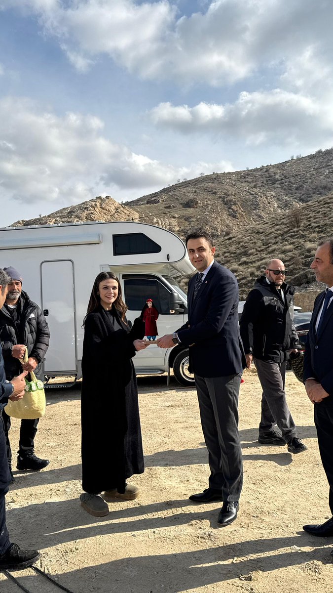 🎬 Uzak Şehir dizisi Hasankeyf’te!

Tarihi, kültürü ve doğal dokusuyla öne çıkan Hasankeyf, Uzak Şehir dizisinin çekimlerine ev sahipliği yapıyor.
Kaymakamımız Sayın Mehmet Ali İmrak, dizinin başrol oyuncuları Ozan Akbaba ve Sinem Ünsal ile set alanında bir araya gelerek tüm dizi