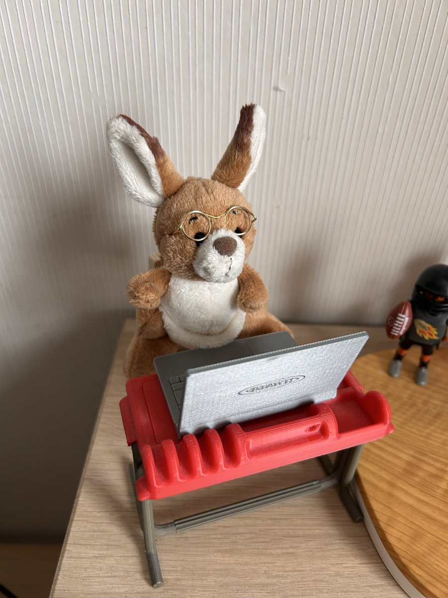 Karl der kleine unterstützt heute den papa bei der arbeit