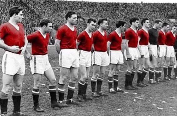 SimplyUtd's tweet photo. 🚨 ON THIS DAY 1958!

 Manchester United "Busby babes" unfortunately lined up for the very last time together in Belgrade. 

Forever in our Hearts! ❤️‍🩹 https://t.co/YdXxVAaSF4