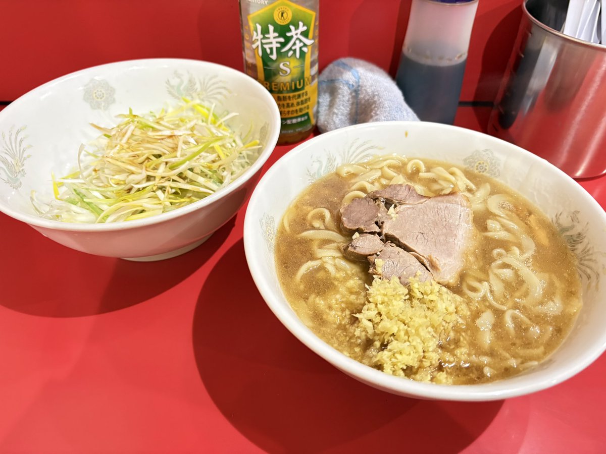 ラーメン二郎 千葉店

ミニ                ¥800
ねぎ 2             ¥200
しょうが         ¥50

コール: 軟 野抜  (オート)

22日ぶりのホームでのラーメン！

微乳化具合と醤油のバランスが良くてついつい汁飲んじまった…

デロ麺に微乳化しょうがねぎの四味一体でホームでも感動レベル👍
