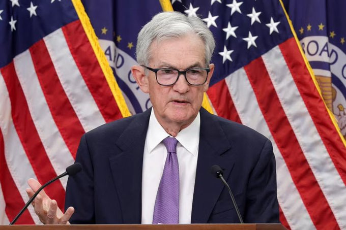 TonyResearch_'s tweet photo. 🚨 TODAY IS EXTREMELY VOLATILE FOR MARKETS:

8:30 AM → INITIAL JOBLESS CLAIMS DATA
10:50 AM → FED CHAIR SPEAKS
4:30 PM → FED BALANCE SHEET RELEASE
6:50 PM → JAPAN FOREIGN RESERVES
7:00 PM → TRUMP'S BIG ANNOUNCEMENT

BRACE FOR MASSIVE VOLATILITY!