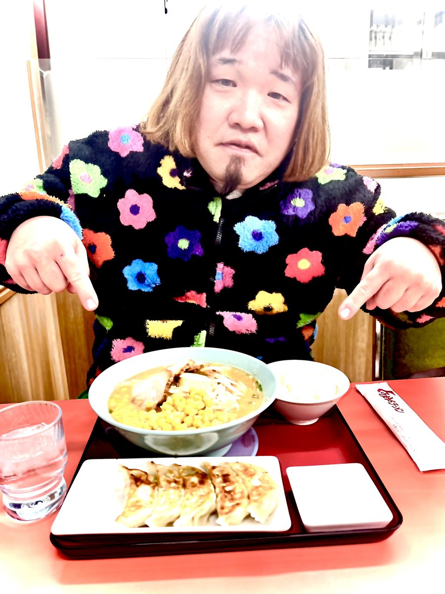 ライブ後にくるまやラーメンに行きました✨
味噌バターコーンに焼豚トッピング。

深夜に食べるラーメンって本当に美味しい😋

ラーメンと歌🎤ありがとうございます