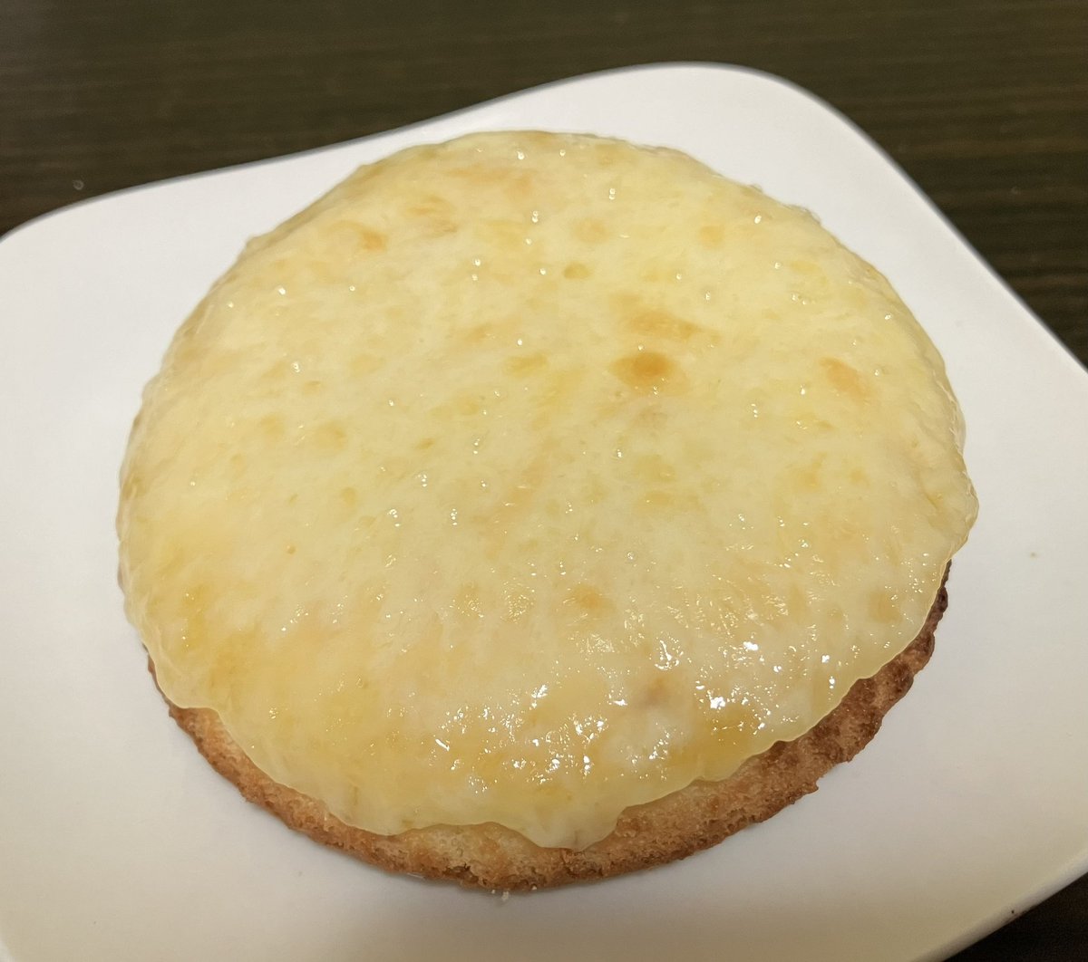 フォロワーさんから教えて頂いたデンマークチーズケーキを購入！

オープントースターで温めて食べるんですがチーズの塩味とスポンジケーキの甘味が合わさってめっちゃ美味しかったです😋
新感覚のチーズケーキで出会えて良かった✨