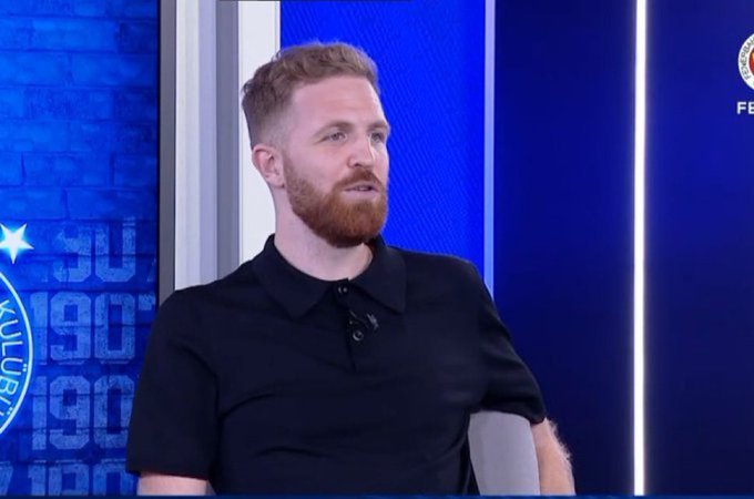 dogukantasci10's tweet photo. Yangından mal kaçırır gibi Lookman süreci varken bir anda Fransa'ya uçup Cheriff transferini bitirdi ama oyuncu sakat çıktı! Neden böyle bir acemiliği Fenerbahçe sportif direktörü yapar ? Derhal istifa et Devin Özek.

#DevinÖzekİstifa https://t.co/BW2CJXVkMJ