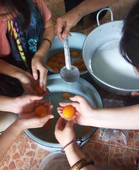 TinybirbCookies's tweet image. นี่เคยพานศ.ต่างชาติไปเรียนทำขนมไทยที่เพชรบุรี ตระกูลทอง โอโห ทั้งยากทั้งร้อน นี่ตายตั้งแต่แยกไข่ไม่ได้เก็บน้ำต้อย ป้าเดินมาดูอีกที สรุปไอที่ตอกตอนแรกใช้ไม่ได้ทั้งหมด 😂 ละทุกอย่างคือไม่มีอะไรเป๊ะเลย ให้กะดูเอา ใช้ปสก. 555 ตั้งแต่นั้นเห็นใครทำสวยๆโคตรนับถือเลย 🙏