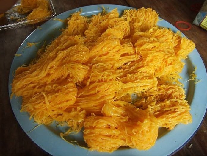 TinybirbCookies's tweet image. นี่เคยพานศ.ต่างชาติไปเรียนทำขนมไทยที่เพชรบุรี ตระกูลทอง โอโห ทั้งยากทั้งร้อน นี่ตายตั้งแต่แยกไข่ไม่ได้เก็บน้ำต้อย ป้าเดินมาดูอีกที สรุปไอที่ตอกตอนแรกใช้ไม่ได้ทั้งหมด 😂 ละทุกอย่างคือไม่มีอะไรเป๊ะเลย ให้กะดูเอา ใช้ปสก. 555 ตั้งแต่นั้นเห็นใครทำสวยๆโคตรนับถือเลย 🙏