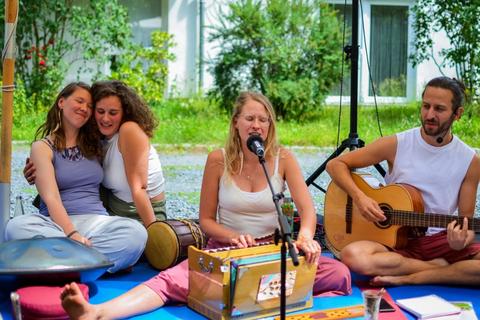 Shivaratri verbindet Meditation, Hingabe und Freude – bei Yoga Vidya ohne Dogma, aber mit Tiefe.
#Mahashivaratri #YogaVidya #Bhakti