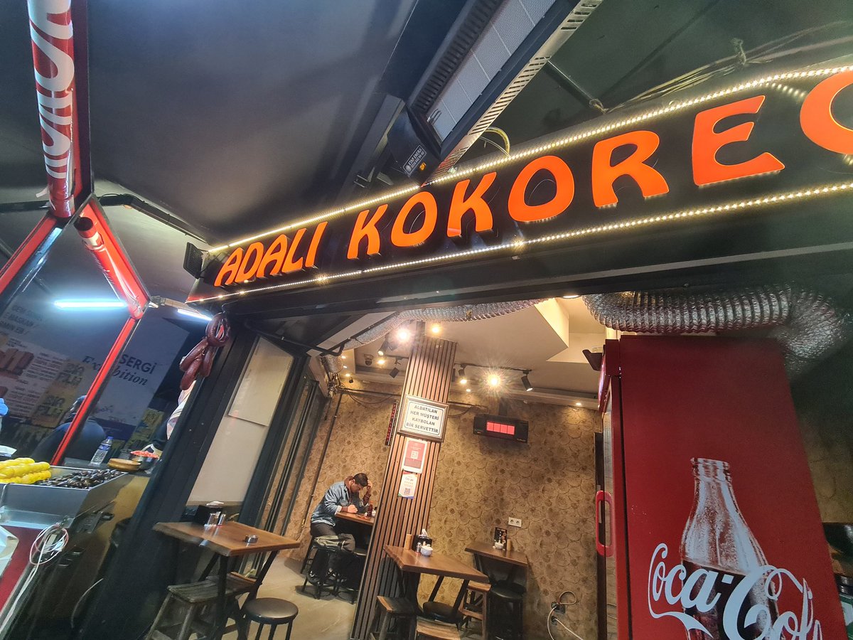 Kadıköy'de beğendiğim bir kokoreççi buldum sonunda. Adalı kokoreç. 
Bir daha ki gidişimde İzmir kokoreç deneyeceğim.