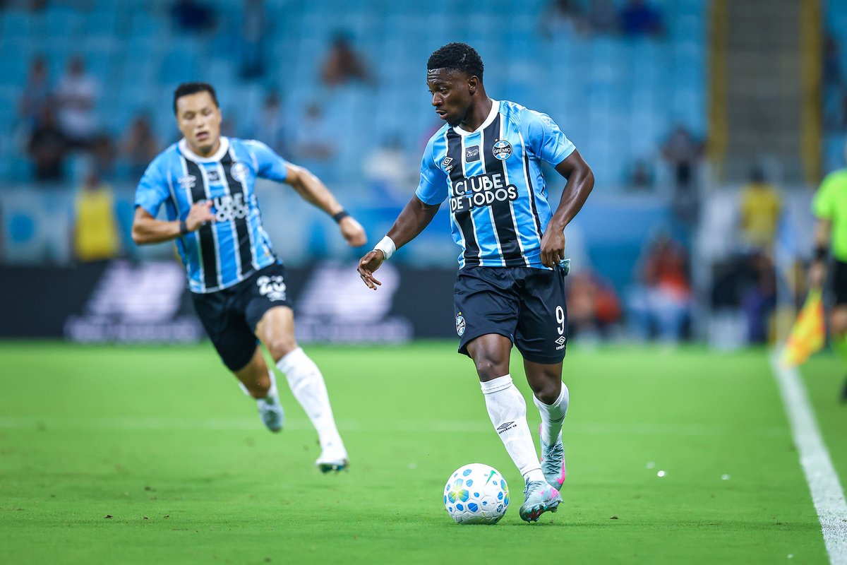 GremioEmNumeros's tweet image. Amuzu pelo @Gremio:  

👕 40 partidas
⏲️ 2.045 minutos = 22,7 partidas
⚽️ 7 gols
👟 6 assistências

📸 Lucas Uebel | Grêmio FBPA