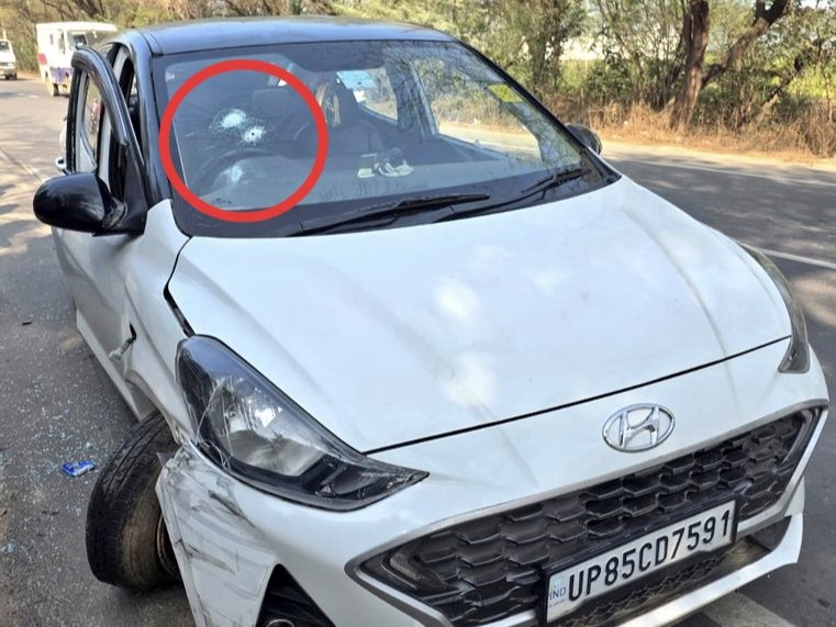 सेना के जवान अख‍िलेश अपनी कार से जा रहे थे. तभी एक दूसरी कार ने ओवरटेक क‍िया और सामने कार लगा दी.

अख‍िलेश के कार रोकते ही उनपर गोल‍ियां चलने लगी. वो कार से उतरकर भागे, बदमाशों ने पीछा क‍िया और कई गोल‍ियां उन पर दाग दीं. अख‍िलेश की मौत हो गई.

📍हाथरस, यूपी