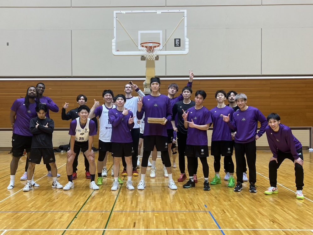 wyverns_y's tweet photo. ◤ 秘密のメッセージ🎂 ◢

2月5日がお誕生日の #イ・ジョンヒョン 選手を選手・スタッフでお祝いしました🎂

公式LINEのトーク画面に
『ジョンヒョン選手お誕生日おめでとう』
と送信すると特別動画が観れます😊👍

🔻公式ラインの登録はこちら
https://t.co/9EihZH9EUh

#山形ワイヴァンズ https://t.co/CcdkfGpMix