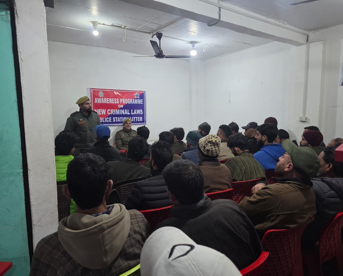 ssppul's tweet image. Pulwama Police organised an awareness programme on New Criminal Laws at Lassipora, Litter, sensitising the public about BNS, BNSS &amp;amp; BSA.

#PulwamaPolice #LegalAwareness #CommunityPolicing
@JmuKmrPolice @KashmirPolice @dig