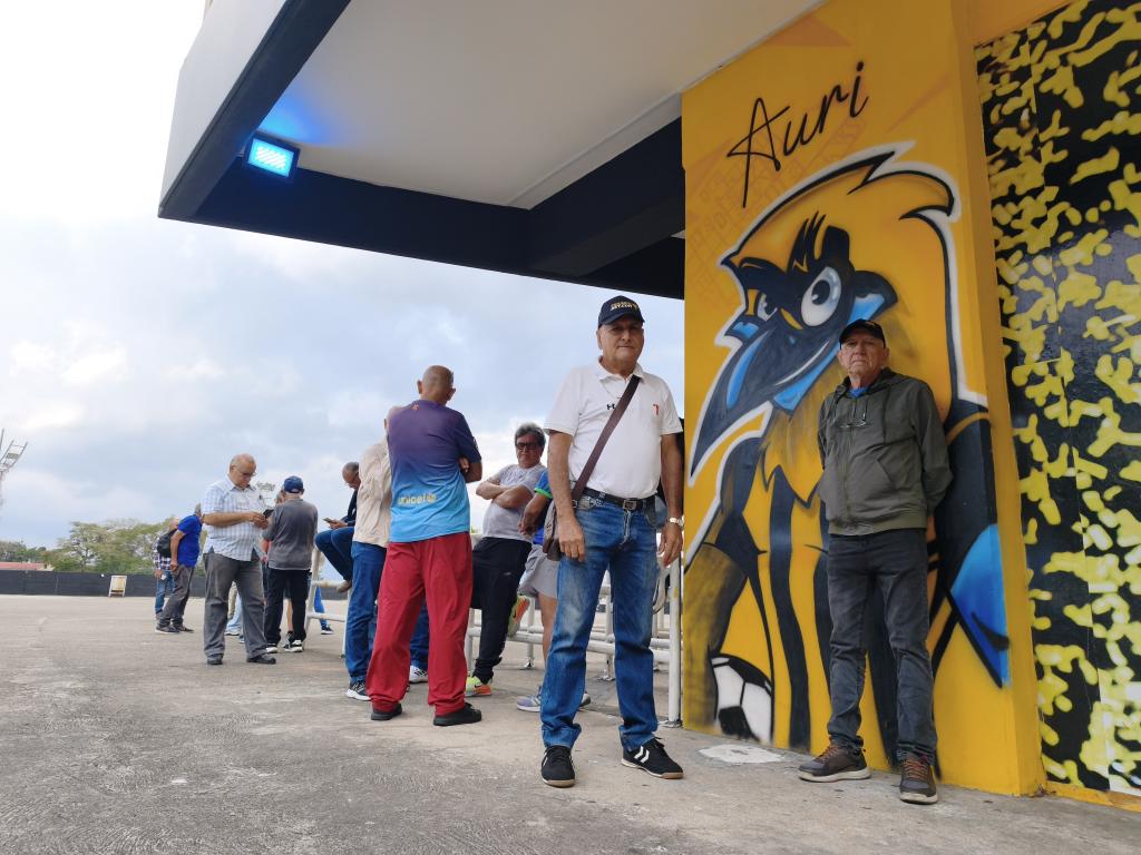 🥳 La fiesta que tendremos el martes en Pueblo Nuevo nadie se la quiere perder 🥳

🎟️ Desde temprano, la afición acude a la Tienda Aurinegra para adquirir sus entradas y alentar al MÁS GRANDE en el Templo, en búsqueda de la clasificación a la siguiente fase en el torneo