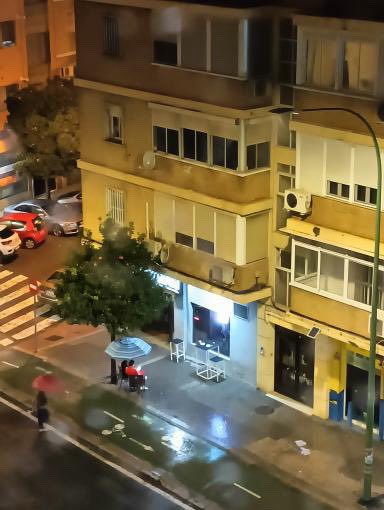 La prueba definitiva de lo que nos gusta la calle en Sevilla. Jjajajaajaajjaa