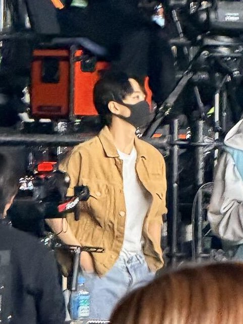 jwwmch's tweet photo. he’s standing there looking way too fine 😮‍💨 https://t.co/71PWMXxGiL