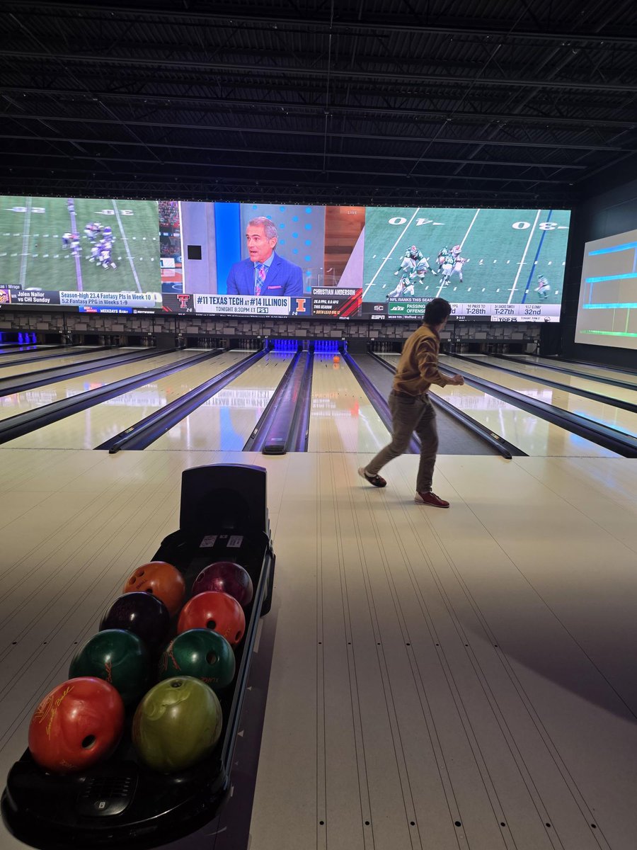 SecurAlarm's tweet image. Who loves bowling, wings, and some friendly competition?

Our Application Engineers! They hit the lanes to unwind, connect, and have some well earned fun outside the office.

Strong teams are built on and off the clock. 💪

#teamouting #teamculture #lovewhereyouwork