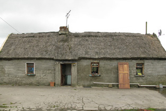 Heritage Irish Thatch Dwellings Made of Mud. 1700c tweet media