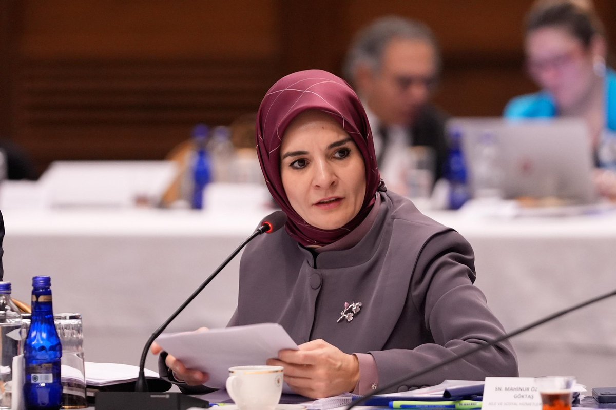 AÇIKLAMA

Medyada eşcinsel hareketleri destekleyen bir “şarkıcı”ya yeni başlatılan bir aile dizisinde oyunculuk verilmesi çokça konuşulan Ailem dizisiyle <a href="/tcailesosyal/">T.C. Aile ve Sosyal Hizmetler Bakanlığı</a> bakanlığının bir ilişkisi olmadığını, diziyi yaptıranlar arasında olmadıklarını değerli <a href="/MahinurOzdemir/">Mahinur Özdemir Göktaş</a>