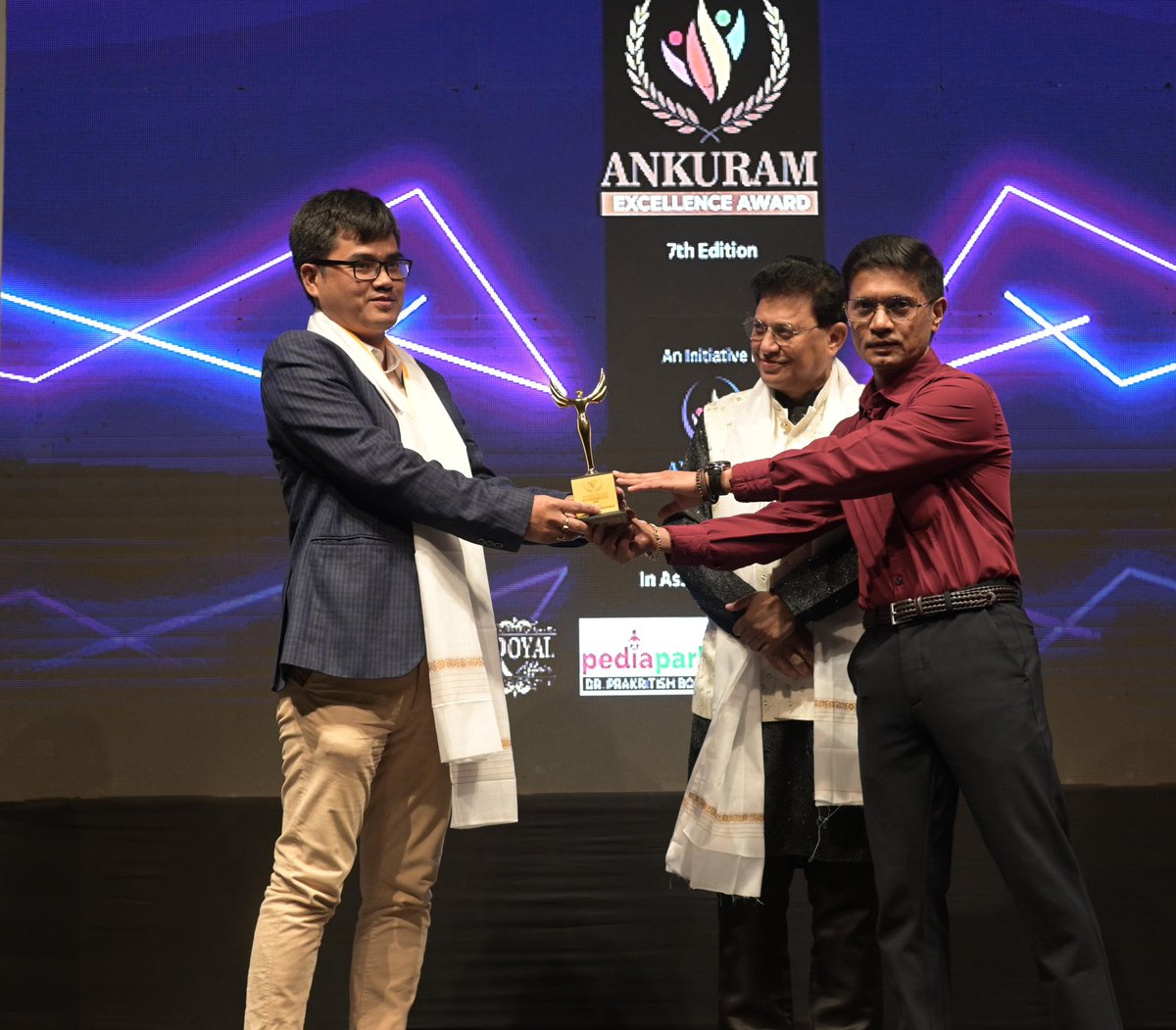 ▶️ ড° বুলজিৎ বুঢ়াগোহাঁইলৈ শ্ৰেষ্ঠ শিক্ষাবিদৰ সন্মান
▶️ ‘অংকুৰম’ স্বেচ্ছাসেৱী সংগঠনে প্ৰদান কৰে এই বঁটা                                                                                                  ▶️ শ্ৰীমন্ত শংকৰদেৱ কলাক্ষেত্ৰত প্ৰদান কৰা হয় বঁটাটি (০৪/০২/২০২৬)