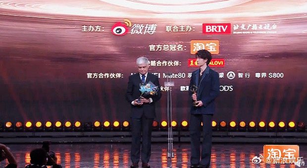 ยินดีกับอี้ป๋อได้รางวัล สารคดีประจำปี จากสารคดี Exploring the unknown 2 ด้วยค้าบ เก่งมากเลย ชอบอะไรก็ไปสุดทุกทางจริงๆ พักจากงานวงการบันเทิงมาถ่ายสารคดี ก็ทำรายการจนได้รางวัล ㅠ ㅠ

PRINCE YIBO 
#WANGYIBOxWB2025Night