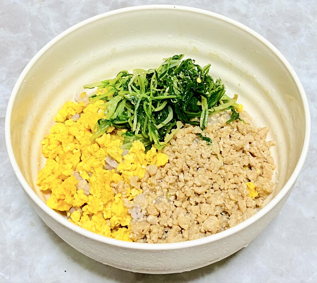 今日の晩ご飯🍚
鶏胸肉とトマトの出汁煮、春菊と海苔の豆乳おひたしを作りました。あとは作り置きしてた牛蒡の甘煮、水菜の白だし和えと鶏と卵のそぼろで３色丼。
出汁煮はレシピのトッピングが大葉のところストック無かったから海苔とわさびに変更、美味しかったです！！