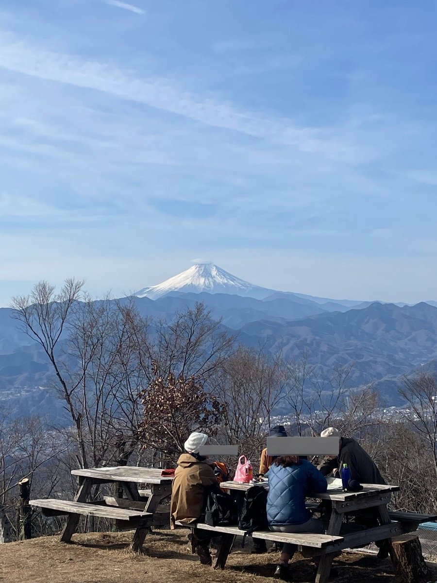 19903638A's tweet photo. 今日は陣馬山・景信山・小仏城山〜高尾山を縦走してきました。（平日の一ノ尾根コースは人がいなさ過ぎてちと怖かった）

初の縦走チャレンジ。想像してたけとま初心者にはまぁまぁ辛かった…（特に景信山〜小仏間）
ポカポカ陽気と早めの開始に助けられ、なんとか明るいうちに完走💦 https://t.co/HnLRVc5z9l