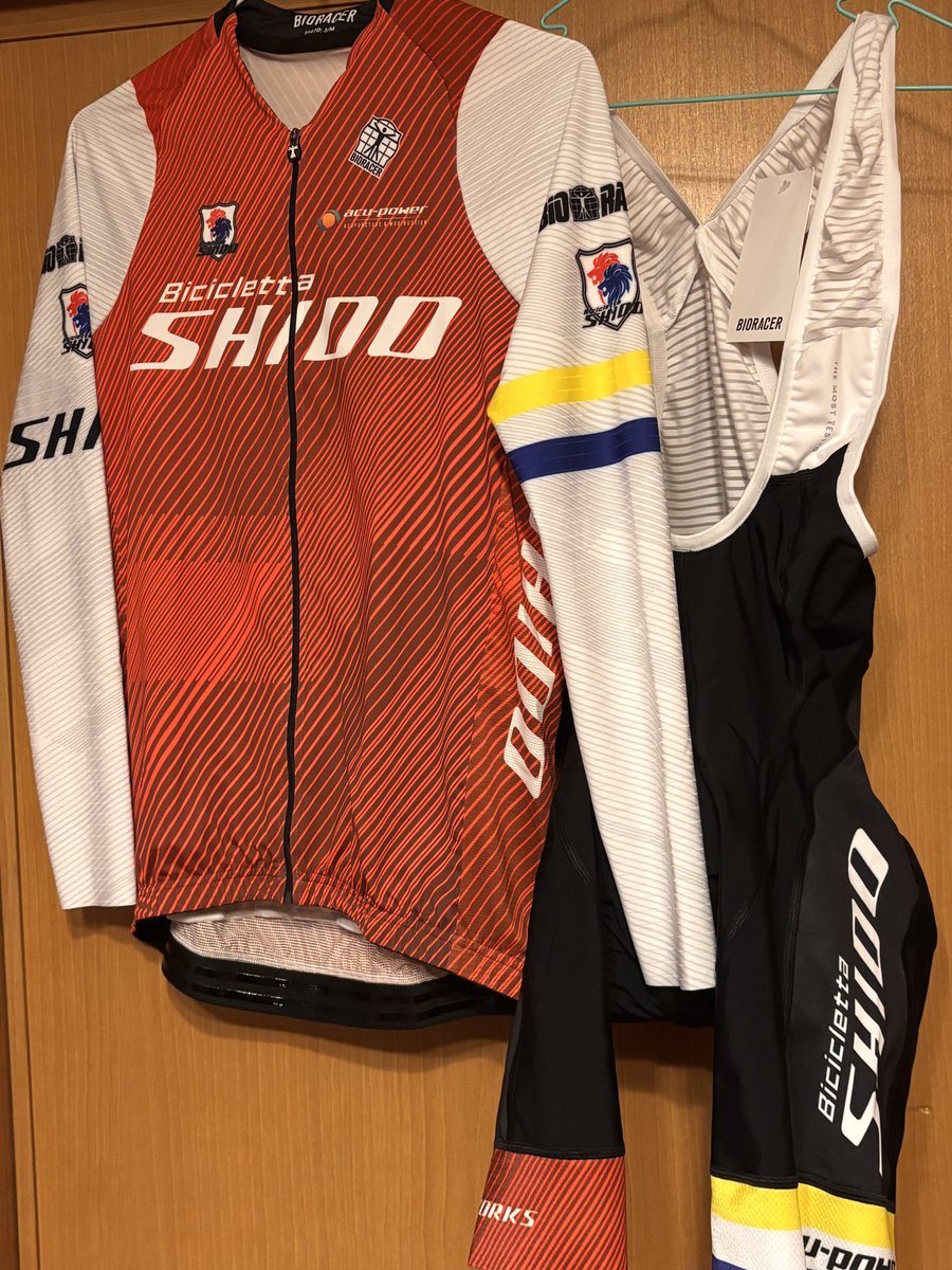 木更津グラベルで落車して破けたチームジャージの再生産が上がってきた。
約2ヶ月といったところか。