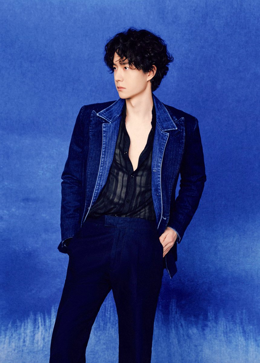 สีเสื้อที่ป๋อจ้านใส่อยู่คือสีกรมกับสีน้ำเงินเข้ม ซึ่ง 2 สีนี้อยู่ในตระกูลเดียวกัน นั่นหมายความว่า ???