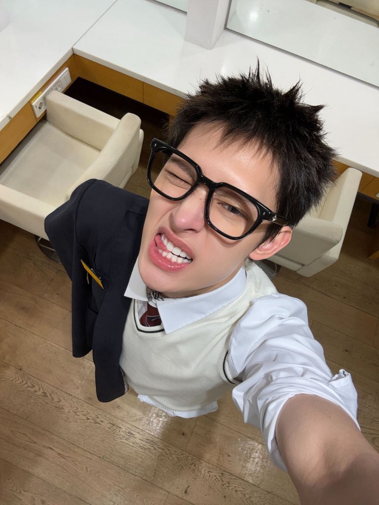 eomndutt's tweet image. tiba tiba dapet notif dari nomor ga di kenal, pas di buka isinya pap, ternyata dia kakel yang naksir aku udh dari lama :V menurut kalian aku harus terima cinta dia atau engga?