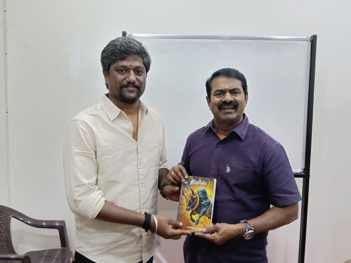 la_rajkumar's tweet photo. திமில் புத்தகம் அண்ணன் சீமான் பெற்றுக்கொண்டார் :)

#thimilbook https://t.co/kFj7fVvDMV