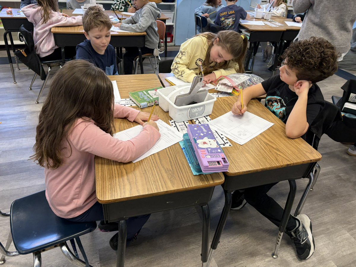 Learning about ways to stay safe and identifying our trusted adults in third grade today #WeAreFranklinSquare #wearewss 🩷💪