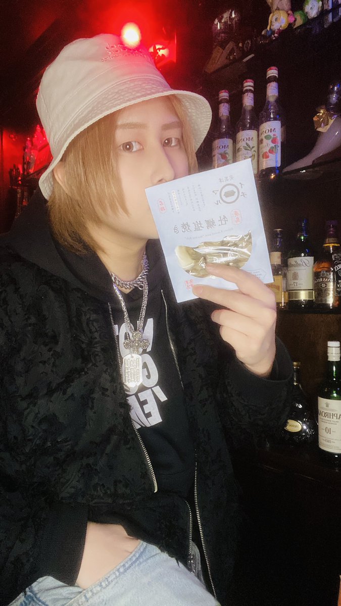 Hiroki_vidaloca's tweet photo. BOSSから広島🦪のお土産あざす！！
木曜営業START👑
#英雄牡蠣を好む #福岡 #中洲 #bar https://t.co/uZuIVM5Vvg