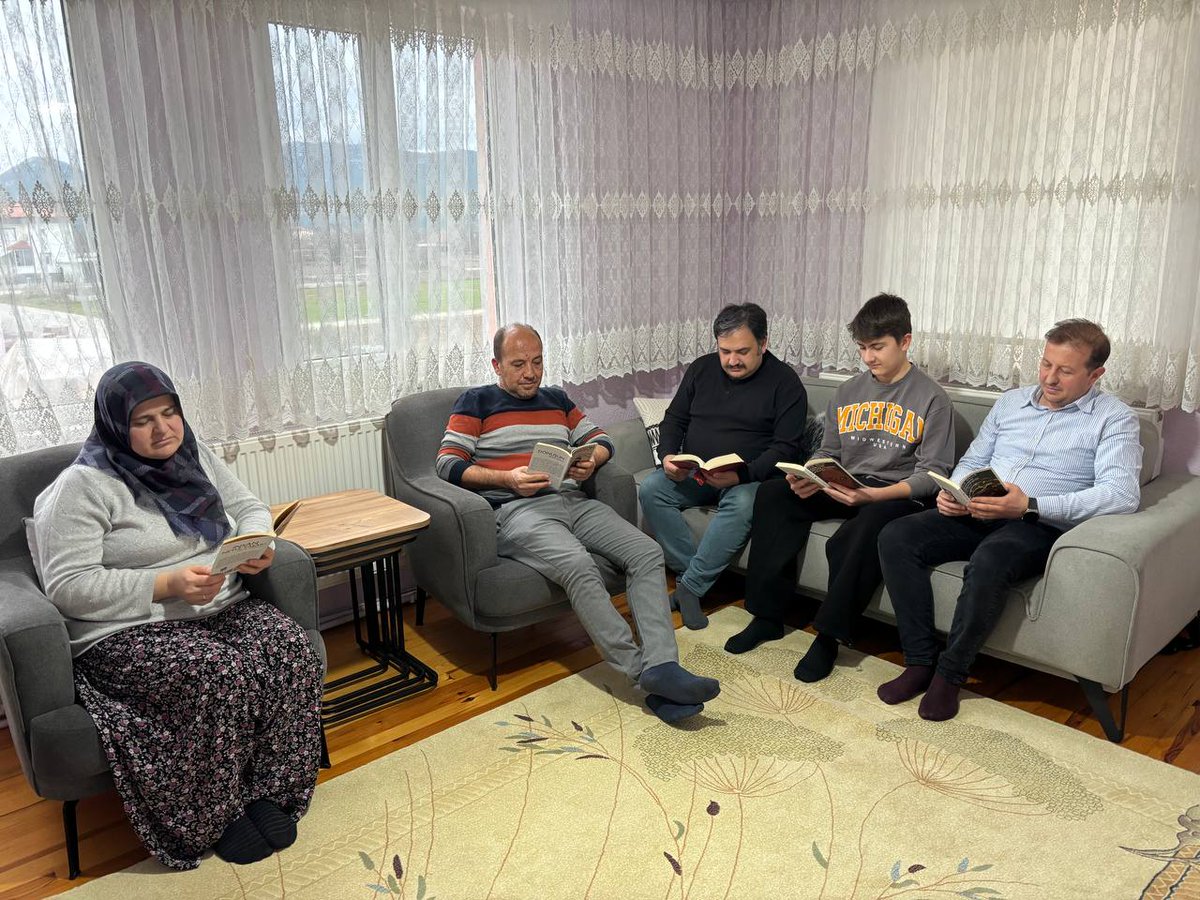 BucakMtal's tweet photo. Eğitim, okul ve aile iş birliğiyle güçlenir.
Bu anlayışla “Bir Fincan Kahve, Bir Adım Gelecek” projesi kapsamında eş zamanlı veli ziyaretleri gerçekleştirerek ailelerimizle birlikte kitap okuyoruz.
#güçlüailegüçlüeğitim
@Burdurvalilik @BurdurilMEM @bucakmem https://t.co/FzSoxLAGo2