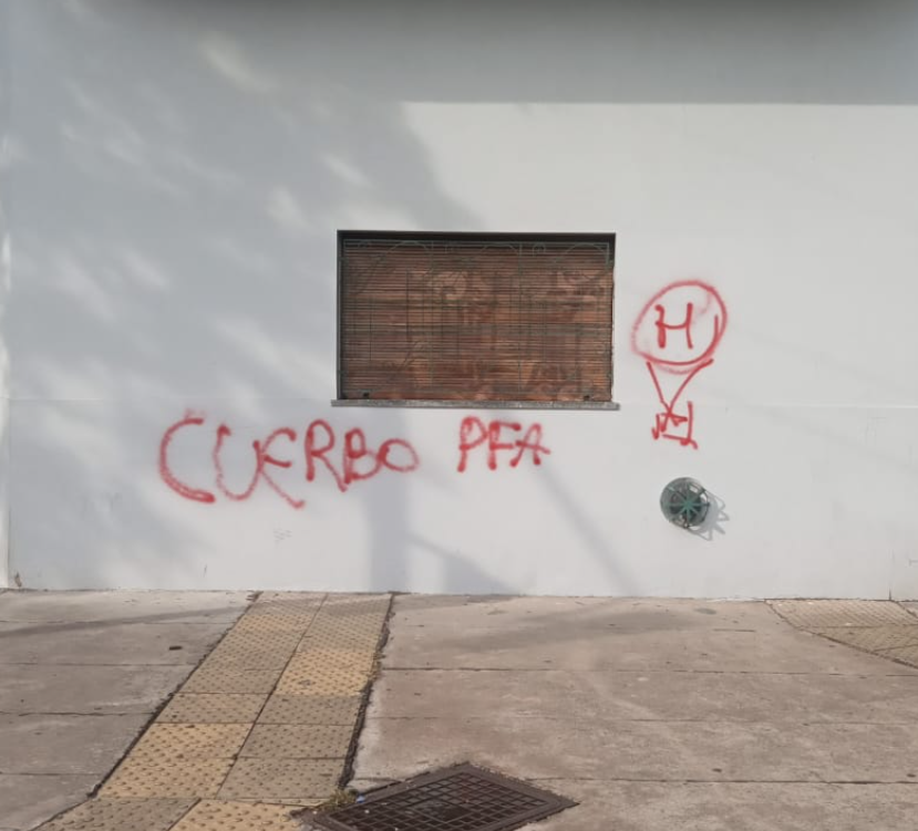 ciclon_futbol's tweet photo. Te imaginas querer chicanear poniendole la B a tu rival, sabiendo que descendiste 4 veces? Los de Buracan tienen poca materia gris a veces. https://t.co/T7xVXGMzmk