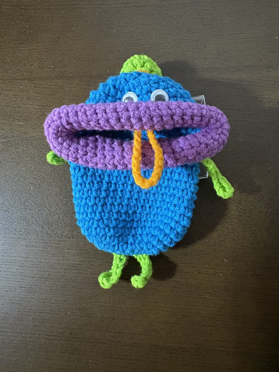 グラタンさん＠gratin_1112 のパクパクモンスターキーケース　青が届きました✨

実物めちゃめちゃ可愛い💕
なんとも言えない愛嬌があるキャラクターですね☺️

キーチェーンを付けてバッグとかにぶら下げられるようにしてみるとより良いかも🤔

おまけシールもグラタンさんの魅力全開なシールでイイ✨