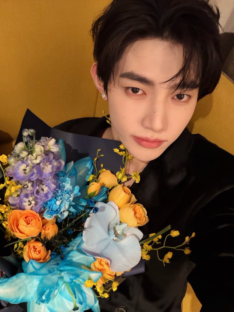 ZHANGHAOGLOBAL's tweet photo. [📷] 260205 — ZB1_cn Weibo Update

"Congratulations Zhang Hao for winning the "Most Popular Singer of the Year" award at Weibo Night 2025! It's with sincerity and passion that he shares the power of music, and he will continue being true to his heart, expecting more new opportunities and challenges.”

🔗 https://t.co/8x3tfTbVbX

ZHANG HAO ATTENDS WEIBO NIGHT

#ZhangHao_WeiboNight2025
#WeiboNight2025
#ZHANGHAO