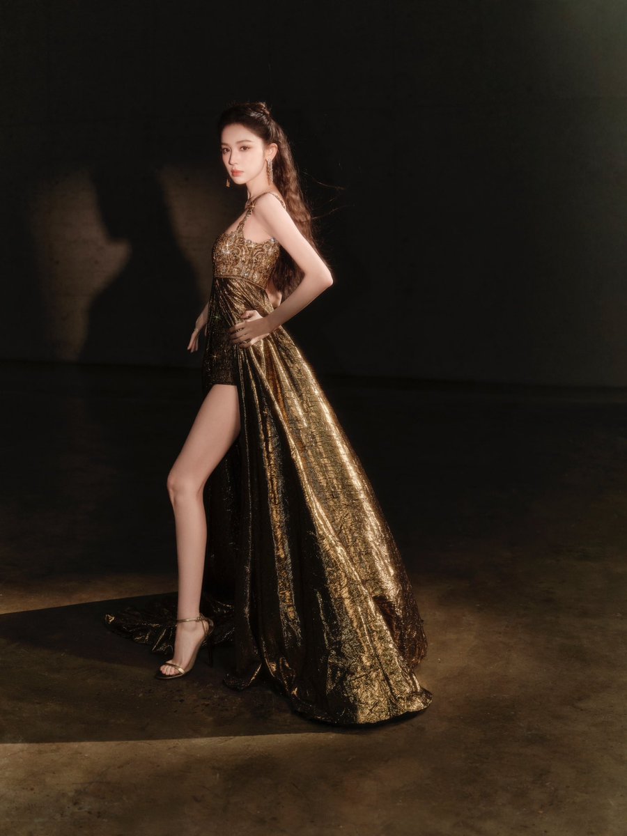 古力娜扎这身金色长裙
把比例拉到极致
腿真的太犯规了 https://t.co/TG6qTQuO7q