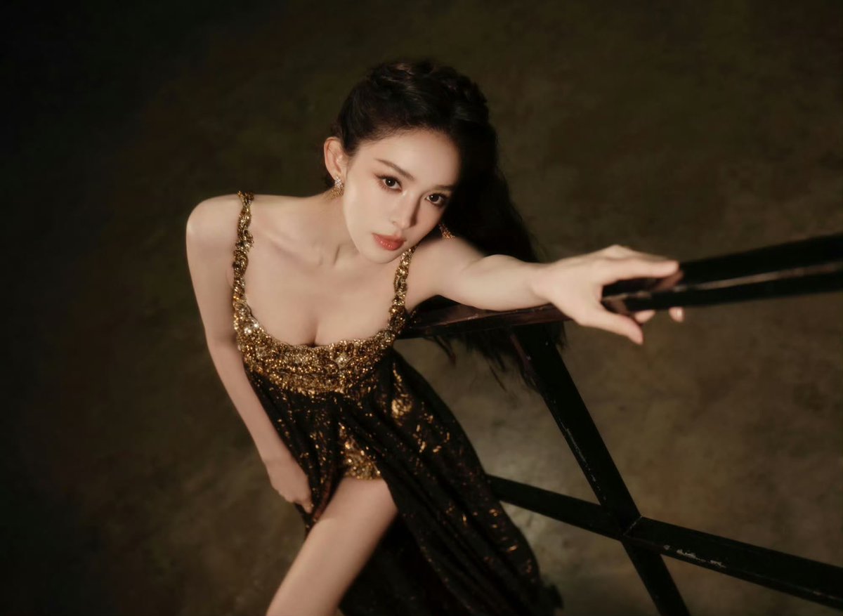 古力娜扎这身金色长裙
把比例拉到极致
腿真的太犯规了 https://t.co/TG6qTQuO7q