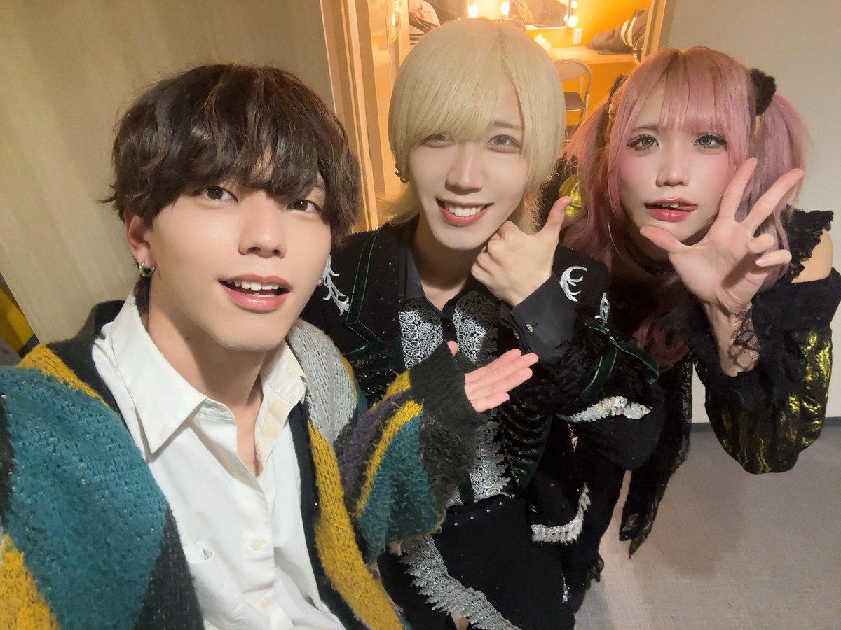 Reborn__HIROKI's tweet photo. ラスト対バ��だったのだ！

GILMWAさんちーむの3人、いつも僕とお話してくれて感謝感謝だった！！！

3人ともまた、どこかでお会いしたら、またお話してください❕⭐️

また道端で会う日まで~👋🏻 https://t.co/gK6QWPt7WA