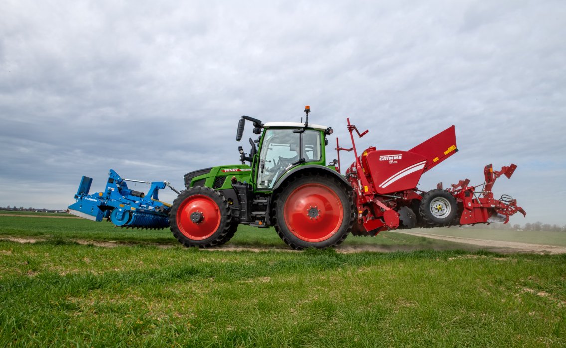 FendtSpain's tweet photo. Cuando tu trabajo exige más, confía en quien da más. El nuevo Fendt 500 Vario no decepciona:
⚡ 4,9 t de capacidad de carga
⚙️ Transmisión VarioDrive
⛽ Consumo de combustible más bajo
💪 Rendimiento asegurado en transporte y campo

¡Por algo es el Tractor del Año 2026! https://t.co/Zlz6WKVs1F